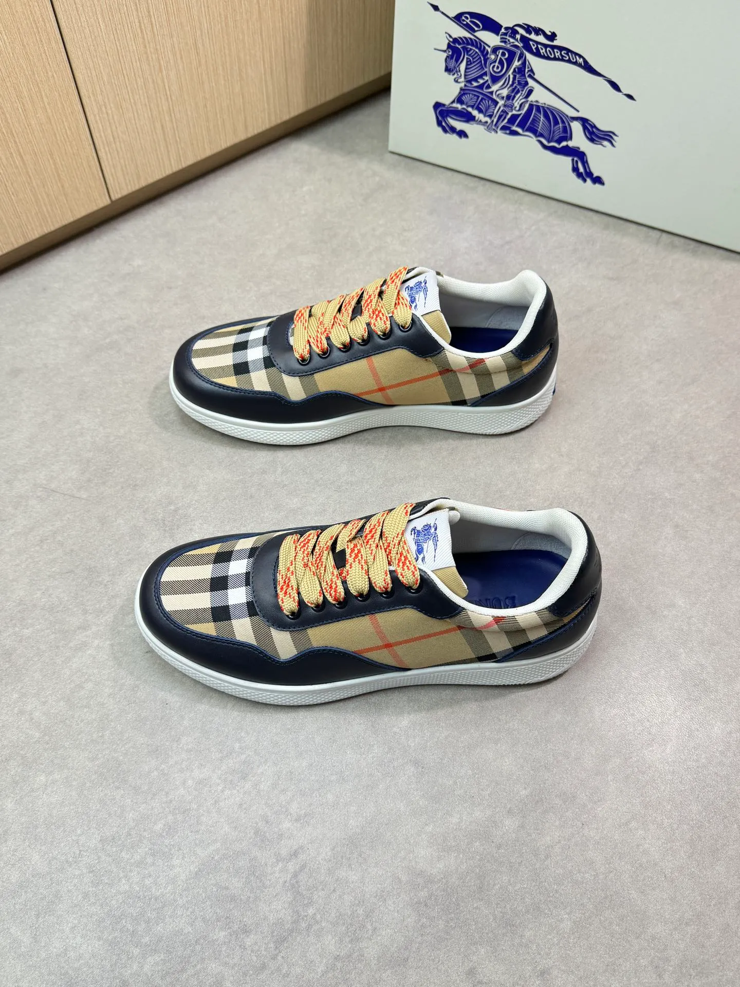 P400 [BURBERRY] Burberry casual sports sneakers - Upper: imported 🔝 Napa calfskin, brand totem cloth, tongue brand cloth label - Lining: brand canvas, foot pad; water-dyed cowhide - Outsole: ultra-light TPR rubber; two-color molded outsole - Super high quality control, fine workmanship: highlighted (high-end, luxury, grade) -Size : 38-44 (Male 45, can be customized)·BBR0372